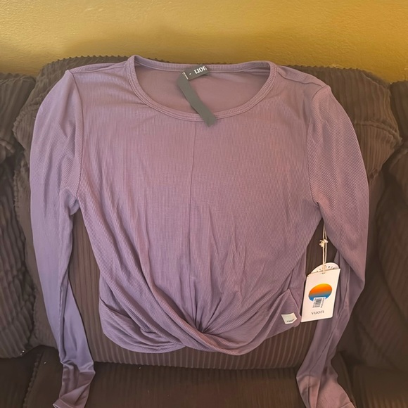 Vuori Tops - New🎉with tags Vuroi cove twist tee light purple